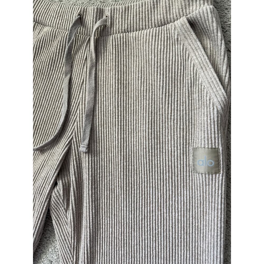 Alo Yoga Muse Sweatpants in Gravel Heather Size Large - Picture 9 of 11